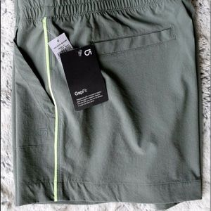 NWT GapFit  Olive green Shorts Dry Wicking 4Way stretch 4" Inseam Small